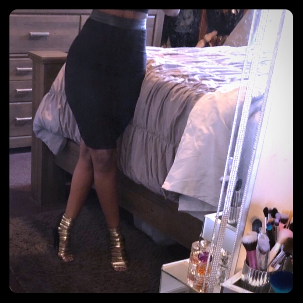 Black high waist pencil skirt!